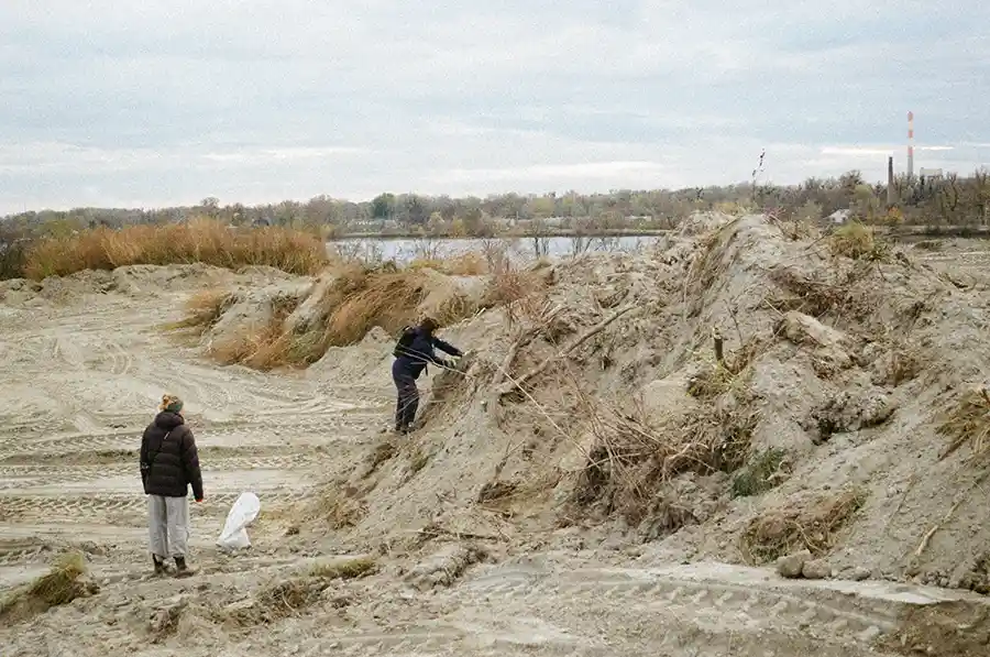 Marcella-Malin Brunner and Gabriele Sturm collecting samples from on top of the pile in winter.